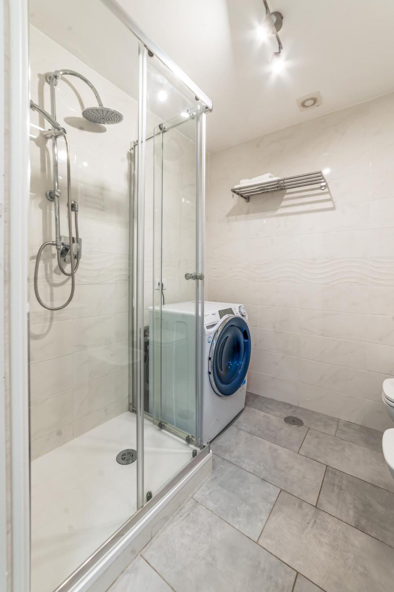 Apartment Stylish And Close To Metro Rom